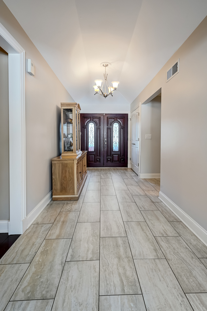 8348 Walredon Avenue Burr Ridge, IL 60527 - Photo 3 of 23 Gallery Image 3