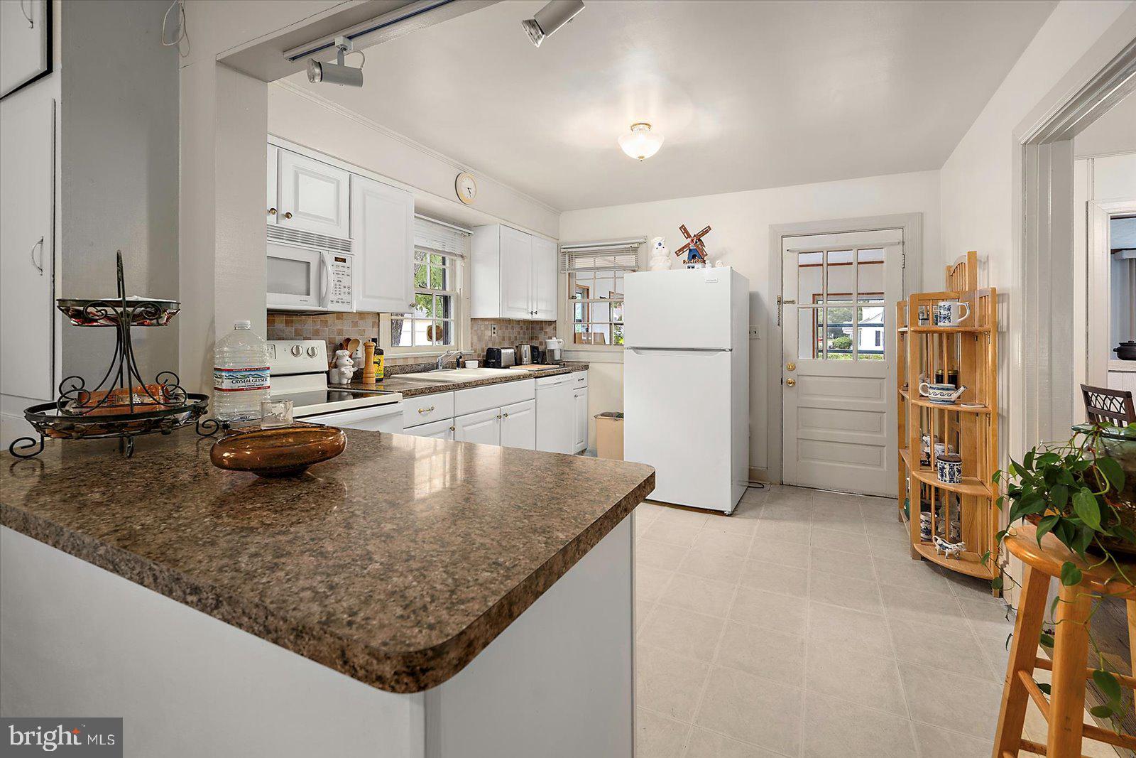 1001 Riverside Drive Salisbury, MD 21801 - Photo 19 of 47 a kitchen with refrigerator and stove
