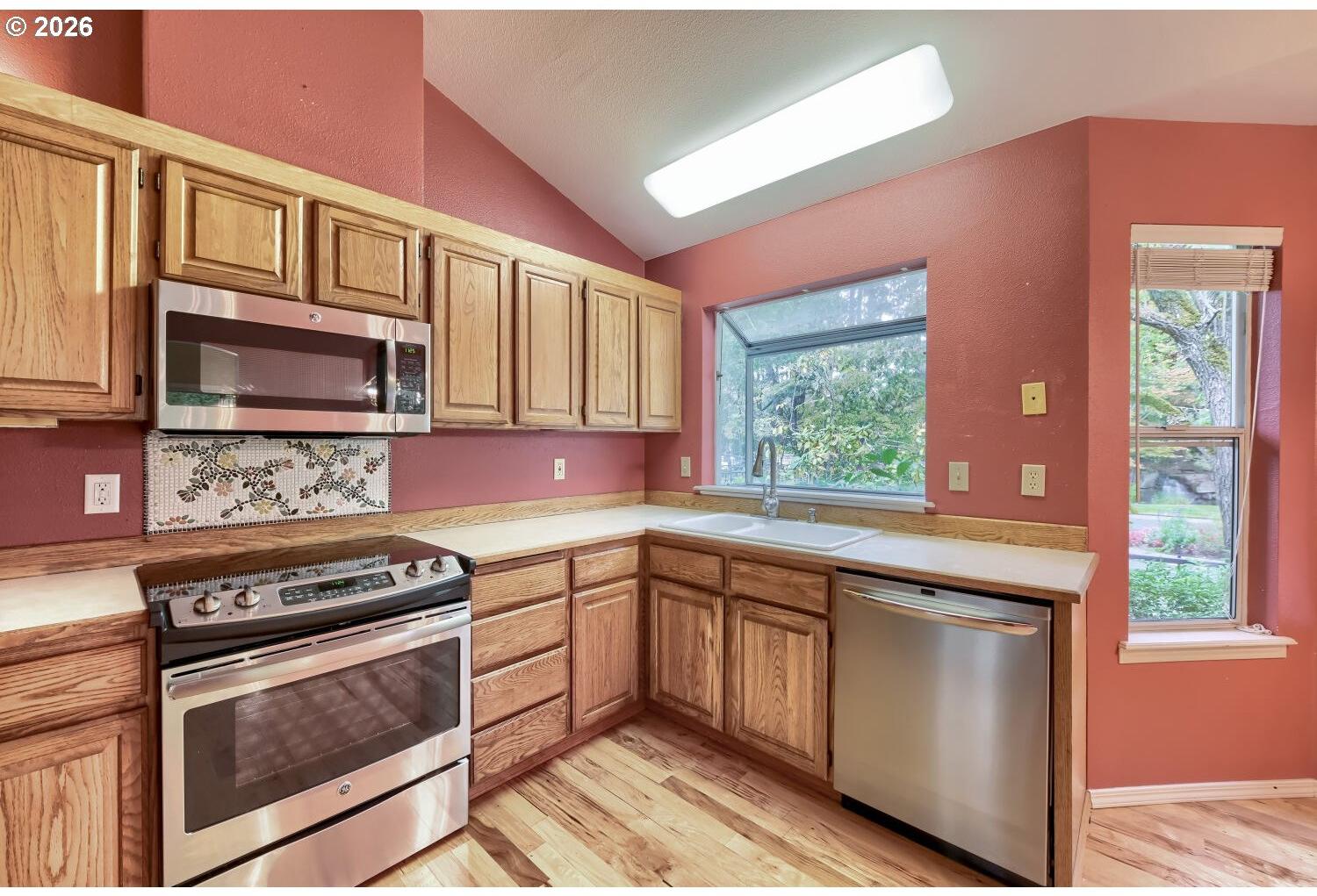 32552 Southwest Riviera Lane Wilsonville, OR 97070 - Photo 9 of 23 Kitchen