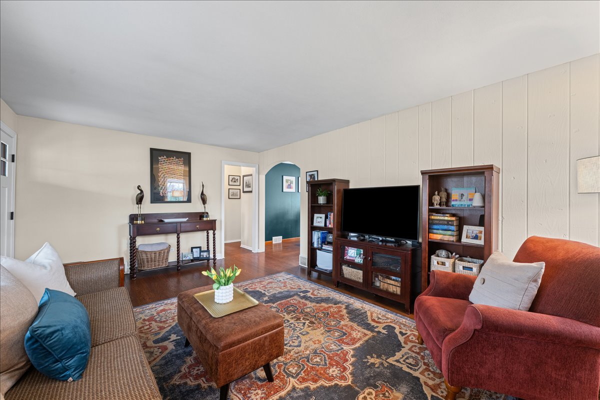 970 Windsor Road Highland Park, IL 60035 - Photo 7 of 34