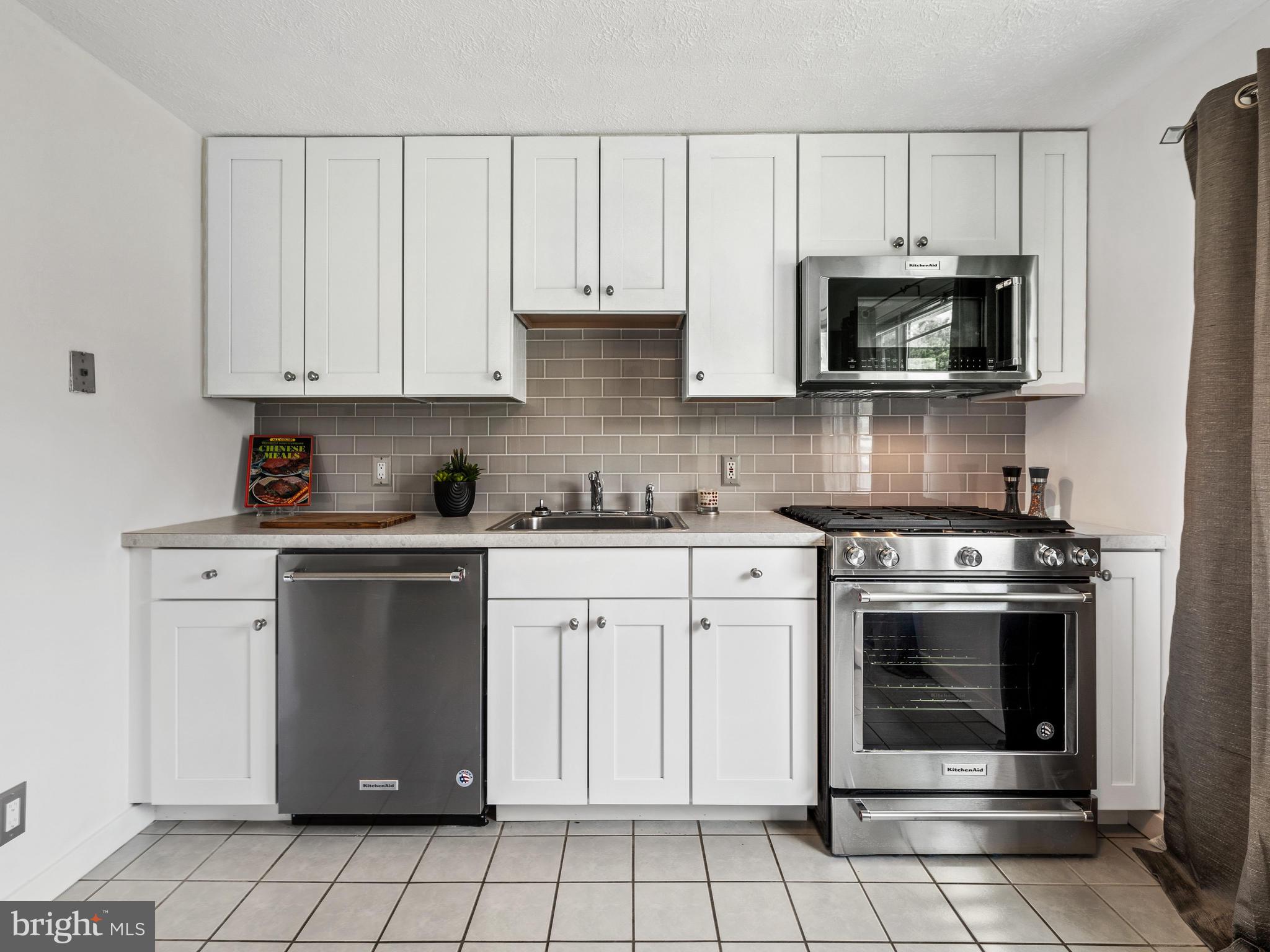 2409 Alma Road Baltimore, MD 21227 - Photo 8 of 28 Stylish subway tile backsplash