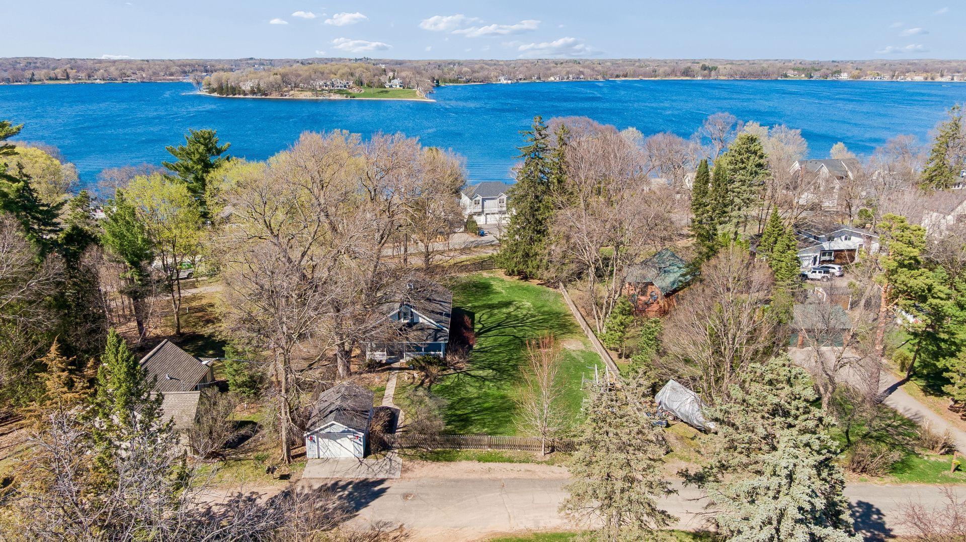 3142 Brooks Lane Wayzata, MN 55391 - Photo 2 of 32