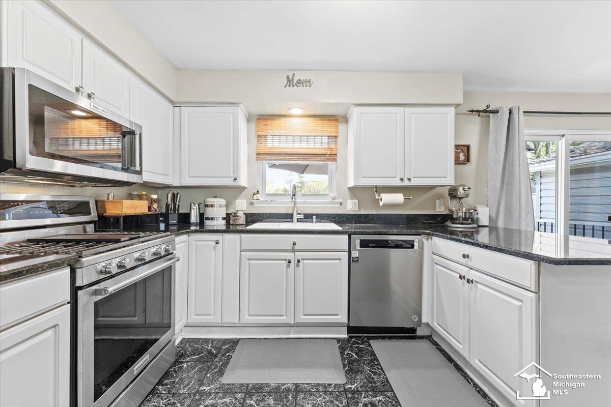 27100 Will Carleton Road Flat Rock, MI 48134 - Photo 7 of 41 50174320-9f9b080c-3770-47f0-847a-cb0e54f51f3a.JPG