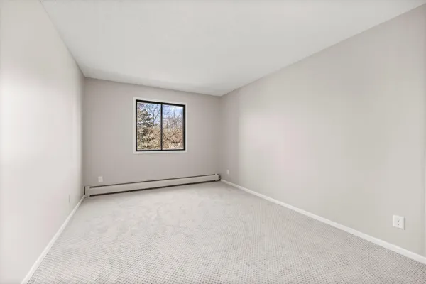 $164,900 | 7601 West 101st Street, Unit 215, Bloomington, MN 55438