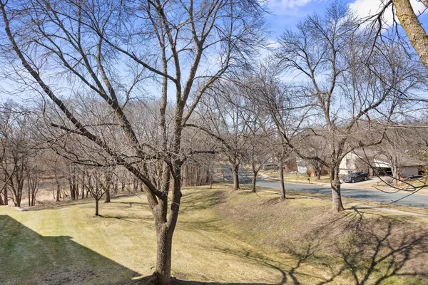 $164,900 | 7601 West 101st Street, Unit 215, Bloomington, MN 55438