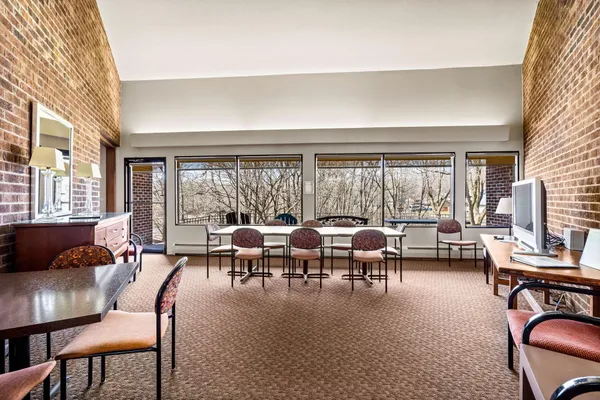 $164,900 | 7601 West 101st Street, Unit 215, Bloomington, MN 55438