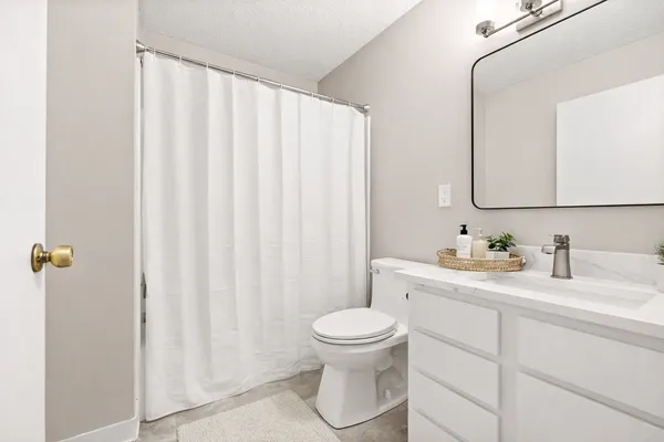$164,900 | 7601 West 101st Street, Unit 215, Bloomington, MN 55438