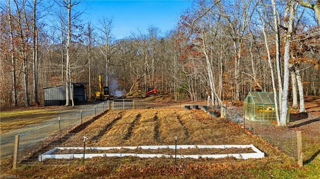 $700,000 | 1071 Pineknoll Drive, Yadkinville, NC 27055