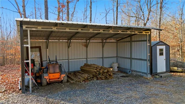 $700,000 | 1071 Pineknoll Drive, Yadkinville, NC 27055