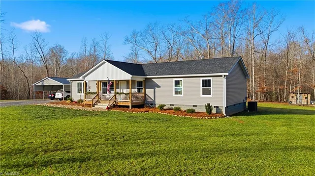 $700,000 | 1071 Pineknoll Drive, Yadkinville, NC 27055