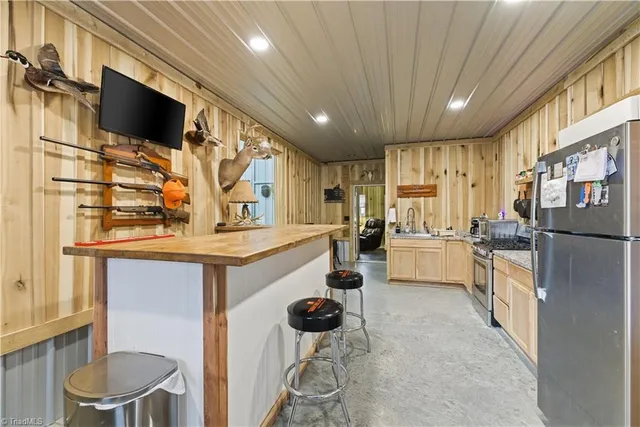 $700,000 | 1071 Pineknoll Drive, Yadkinville, NC 27055