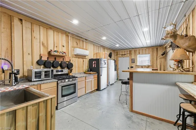 $700,000 | 1071 Pineknoll Drive, Yadkinville, NC 27055