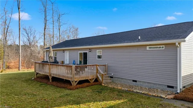 $700,000 | 1071 Pineknoll Drive, Yadkinville, NC 27055