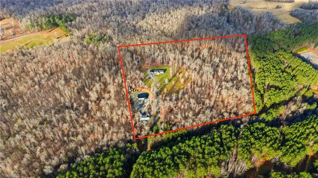 $700,000 | 1071 Pineknoll Drive, Yadkinville, NC 27055