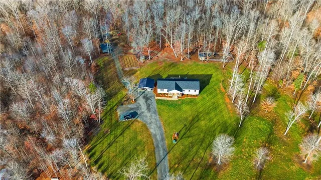 $700,000 | 1071 Pineknoll Drive, Yadkinville, NC 27055