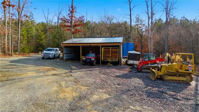 $700,000 | 1071 Pineknoll Drive, Yadkinville, NC 27055