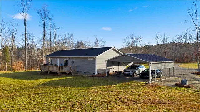 $700,000 | 1071 Pineknoll Drive, Yadkinville, NC 27055