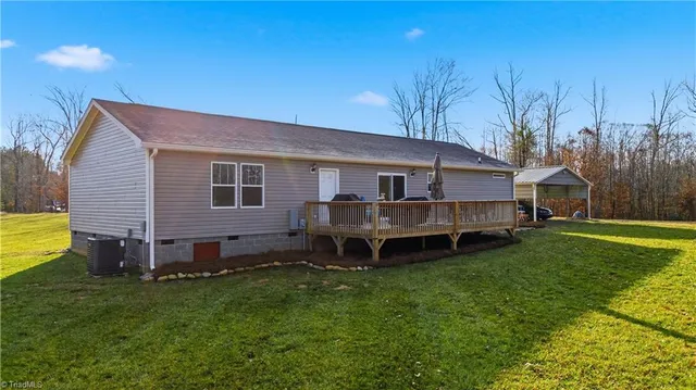 $700,000 | 1071 Pineknoll Drive, Yadkinville, NC 27055