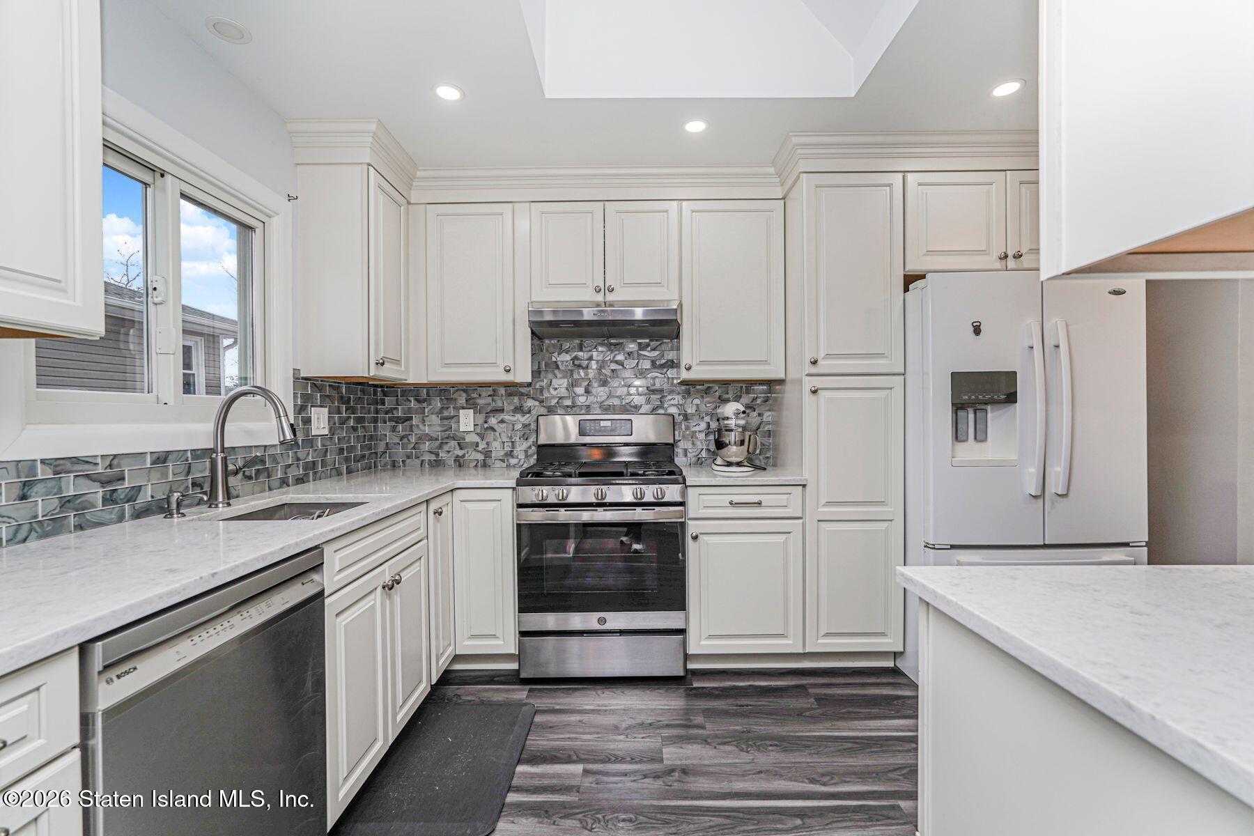 33 Figurea Avenue Staten Island, NY 10312 - Photo 4 of 28 IMG_9309