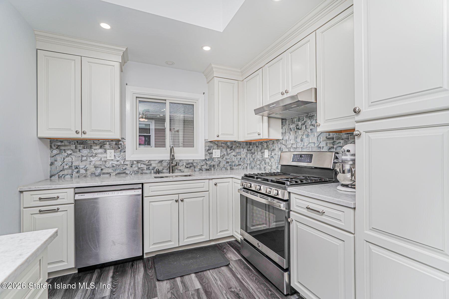 33 Figurea Avenue Staten Island, NY 10312 - Photo 8 of 28 IMG_9313