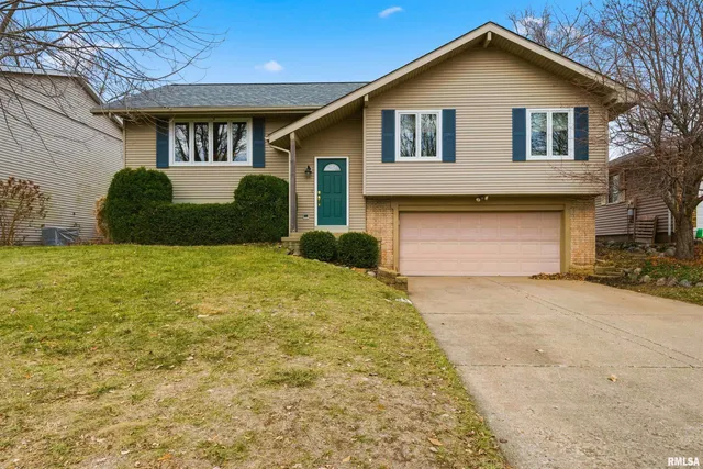 $217,000 | 2003 Highwood Avenue, Pekin, IL 61554