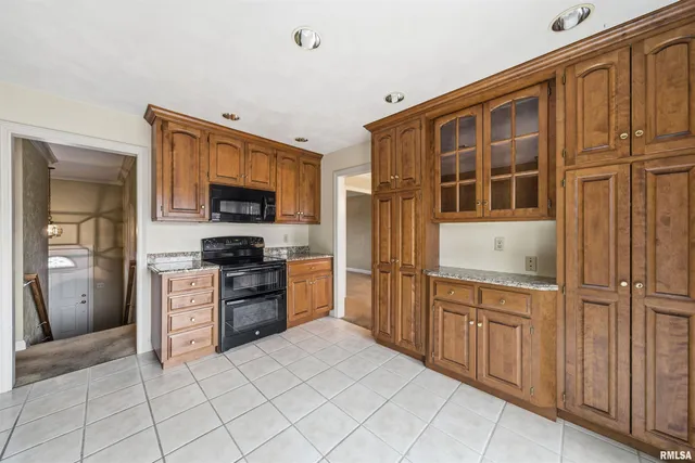 $217,000 | 2003 Highwood Avenue, Pekin, IL 61554