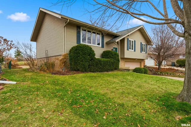 $217,000 | 2003 Highwood Avenue, Pekin, IL 61554