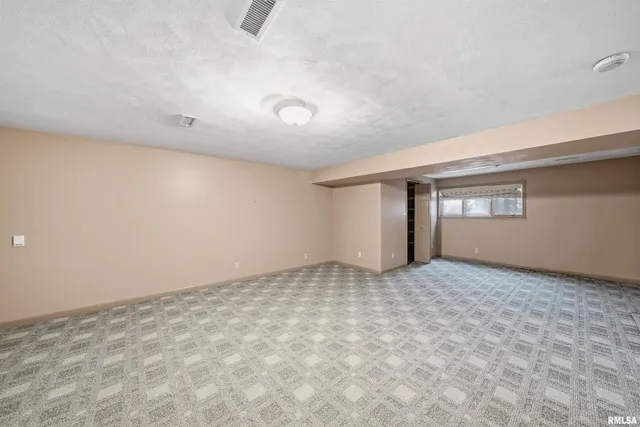 $217,000 | 2003 Highwood Avenue, Pekin, IL 61554