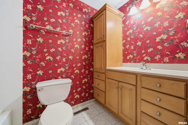 $217,000 | 2003 Highwood Avenue, Pekin, IL 61554