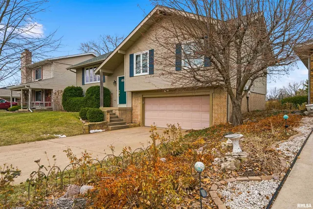 $217,000 | 2003 Highwood Avenue, Pekin, IL 61554