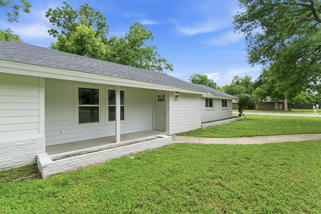 507 Country Club Road Cleburne, TX 76033 - Photo 4 of 39