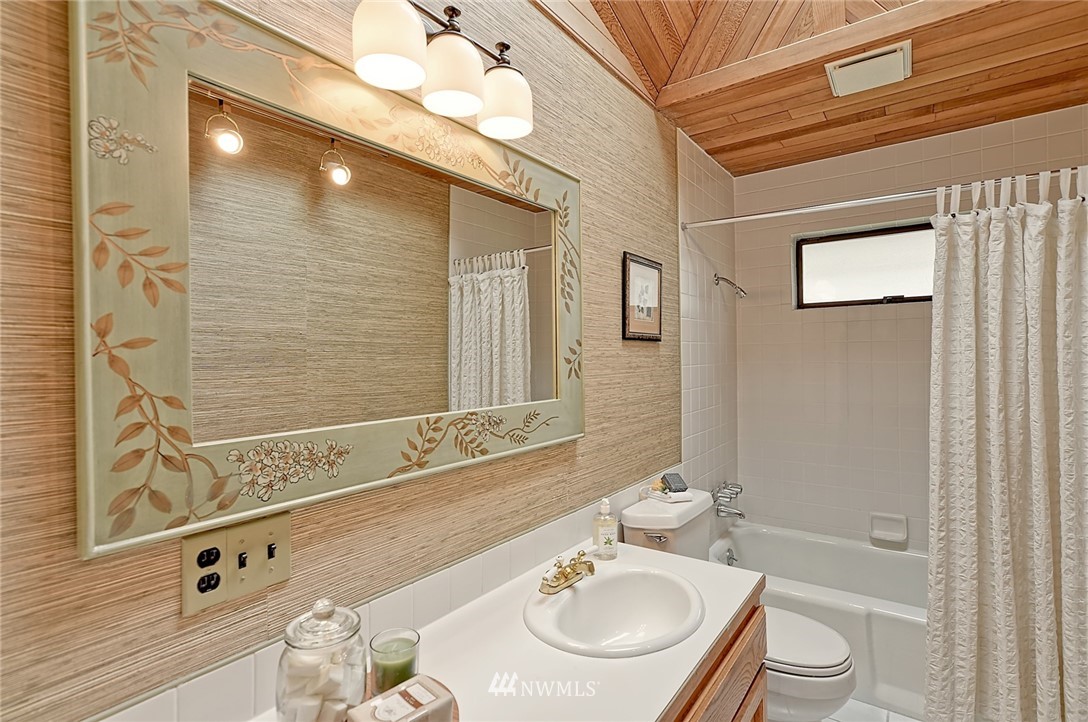 337 View Ridge Drive Everett, WA 98203 - Photo 14 of 38 a bathroom with a sink a toilet and shower