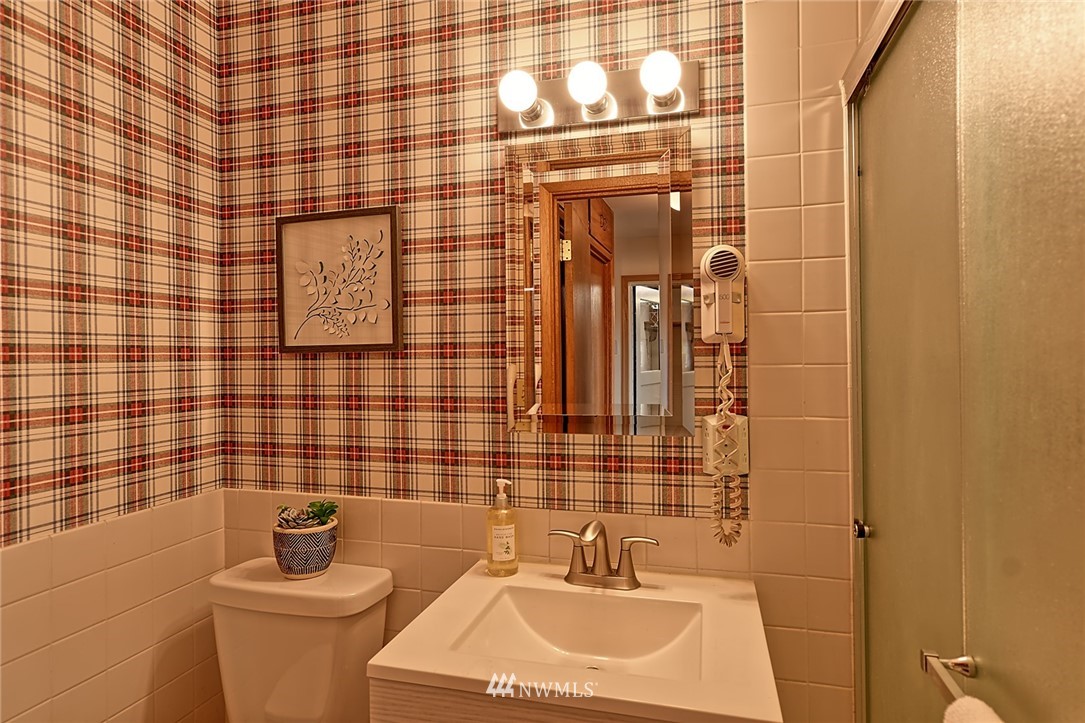 337 View Ridge Drive Everett, WA 98203 - Photo 15 of 38 a bathroom with a sink toilet and shower