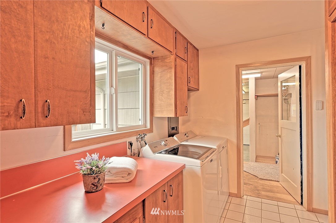 337 View Ridge Drive Everett, WA 98203 - Photo 16 of 38 a bathroom with a sink a mirror and a bathtub