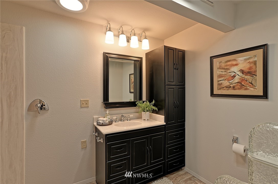 337 View Ridge Drive Everett, WA 98203 - Photo 21 of 38 a bathroom with a sink vanity and a mirror
