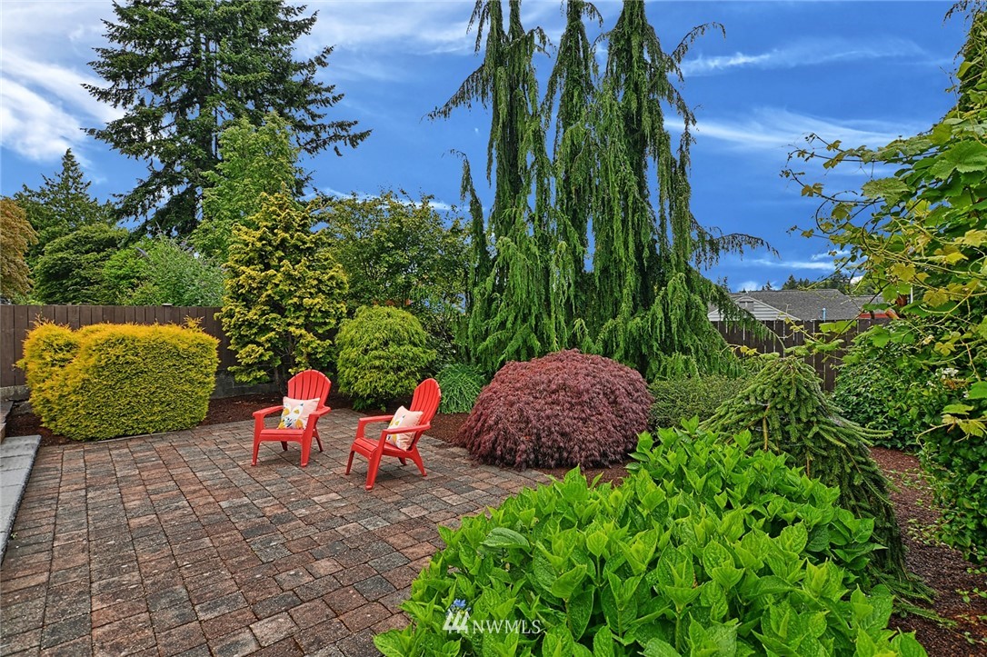 337 View Ridge Drive Everett, WA 98203 - Photo 25 of 38 a backyard of a house with lots of green space
