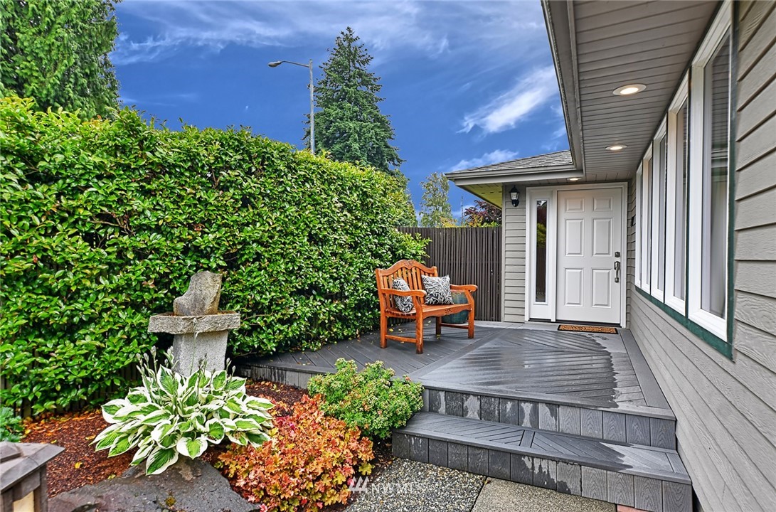 337 View Ridge Drive Everett, WA 98203 - Photo 29 of 38 a view of a patio with table and chairs and potted plants