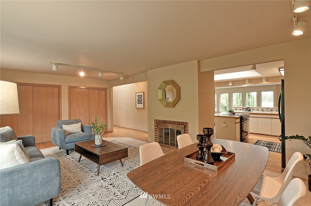 337 View Ridge Drive Everett, WA 98203 - Photo 5 of 38 a living room with furniture a rug and a large window
