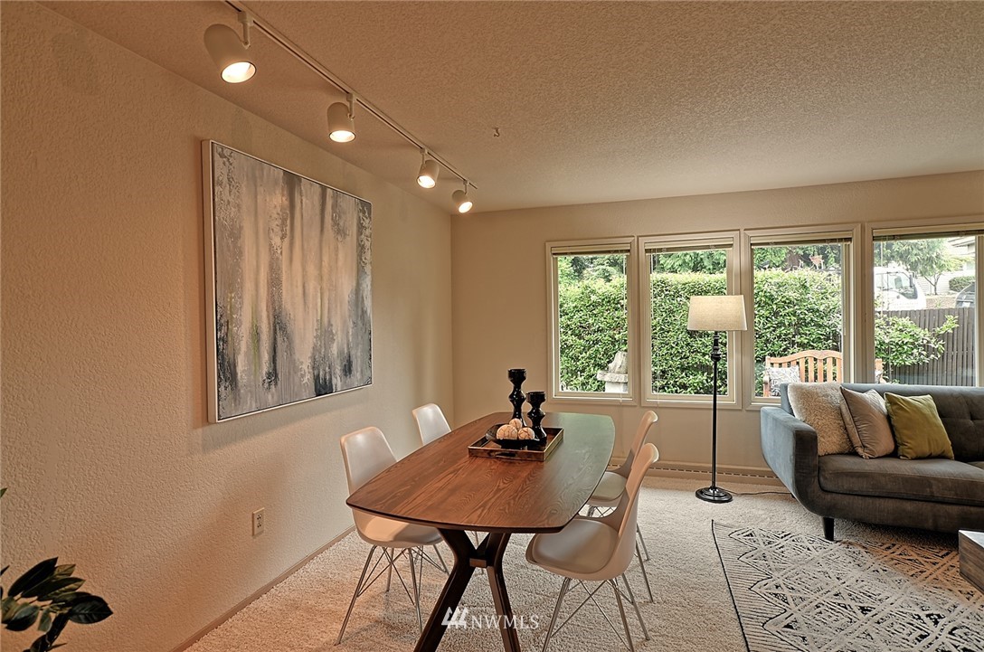 337 View Ridge Drive Everett, WA 98203 - Photo 6 of 38 a living room with furniture and a window