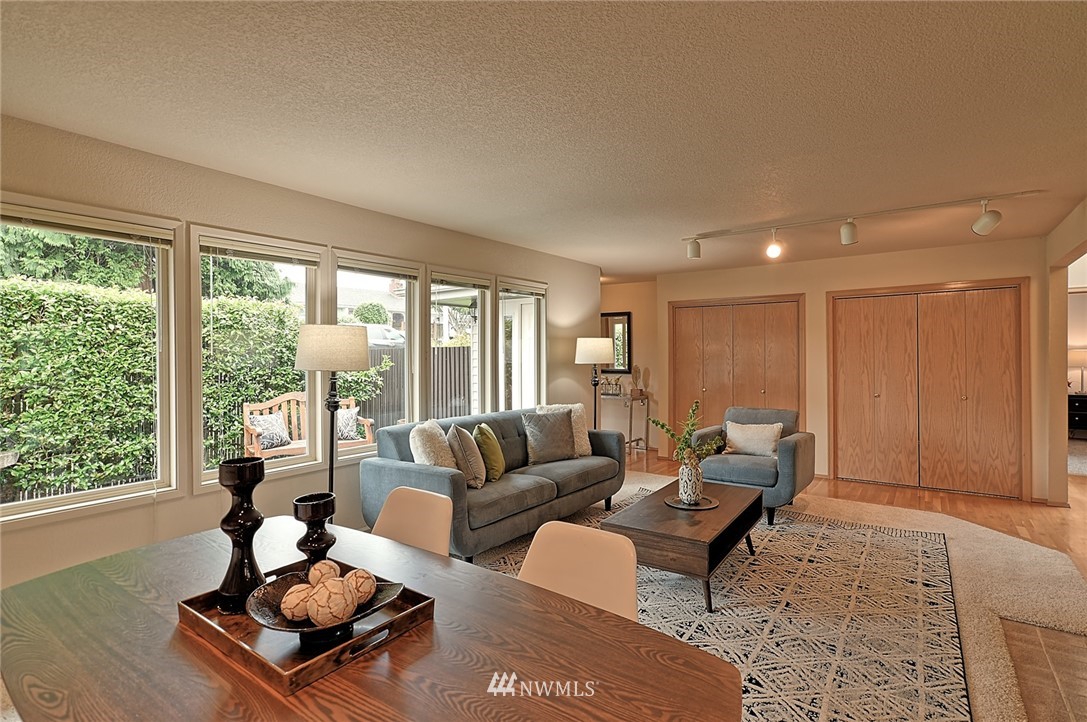 337 View Ridge Drive Everett, WA 98203 - Photo 7 of 38 a living room with furniture and a large window