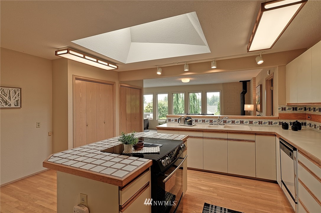 337 View Ridge Drive Everett, WA 98203 - Photo 8 of 38 a kitchen with lots of counter top space and a sink