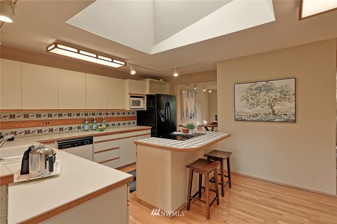 337 View Ridge Drive Everett, WA 98203 - Photo 10 of 38 a kitchen with stainless steel appliances granite countertop a sink stove and refrigerator