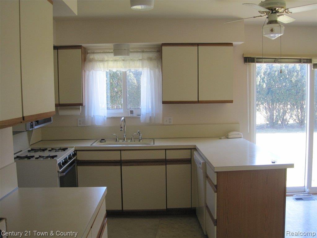 640 Ridge Road Walled Lake, MI 48390 - Photo 8 of 16 Kitchen