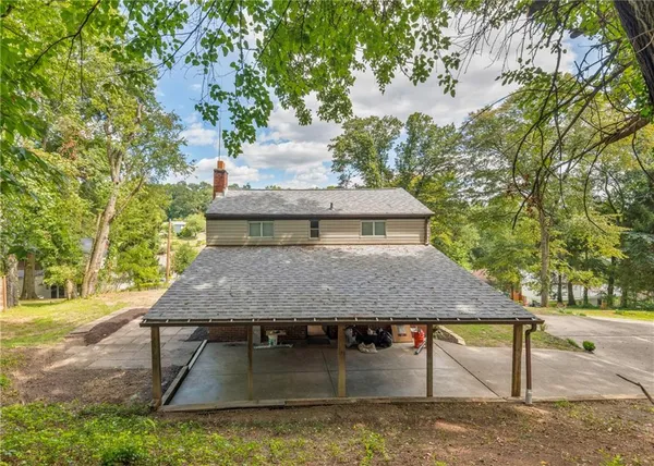 a view of a house with backyard and garden