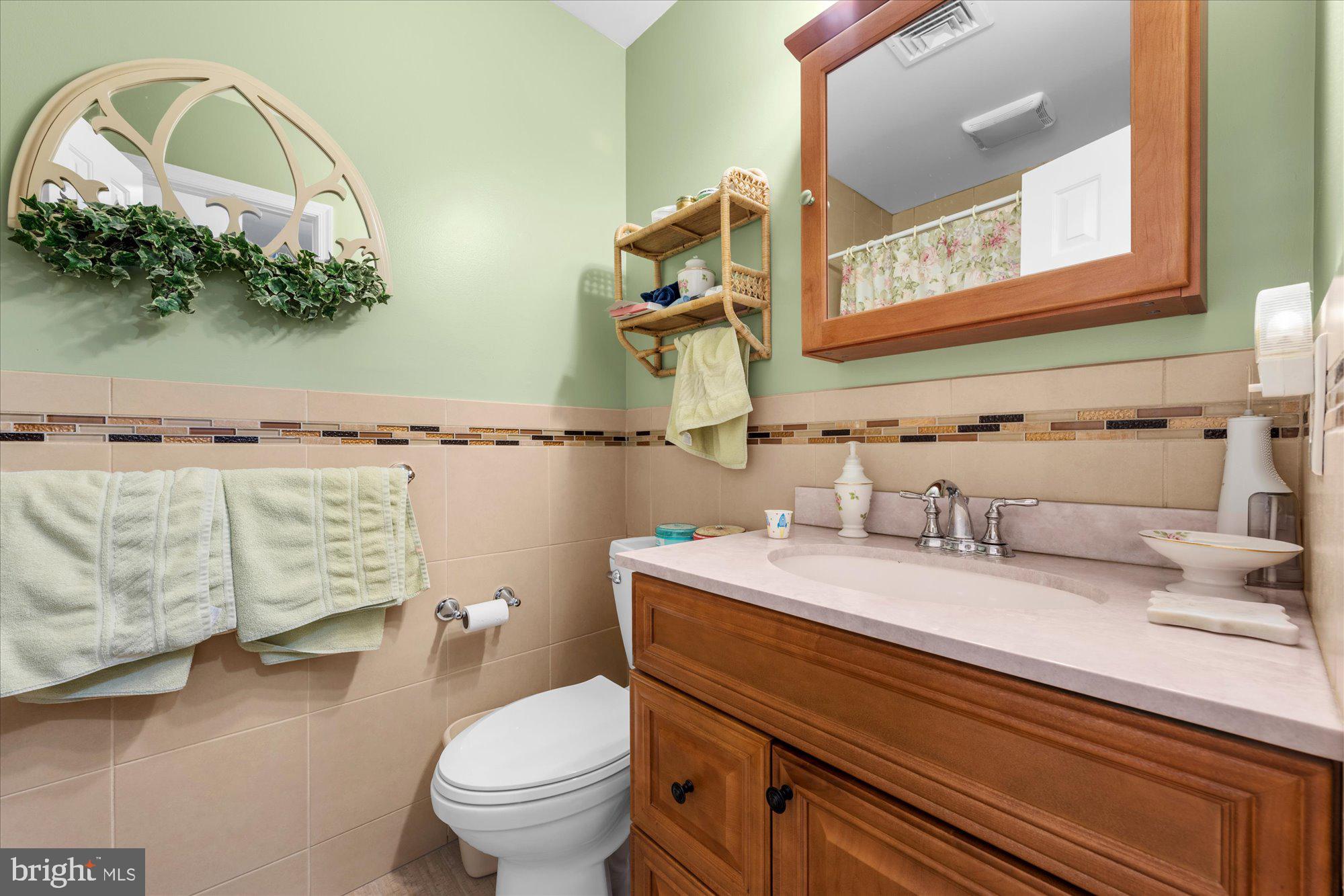 945 Roberts Road Bensalem, PA 19020 - Photo 22 of 36 Main bathroom