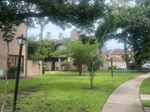 $1,850 | 736 Country Pl Drive, Unit E, Houston, TX 77079