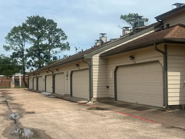 $1,850 | 736 Country Pl Drive, Unit E, Houston, TX 77079