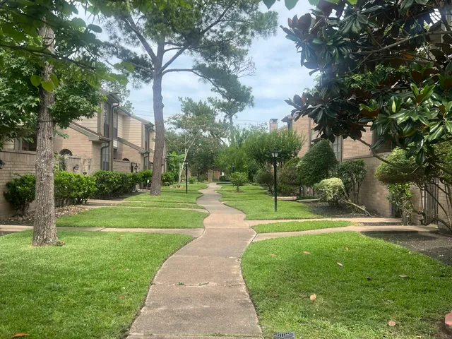 $1,850 | 736 Country Pl Drive, Unit E, Houston, TX 77079