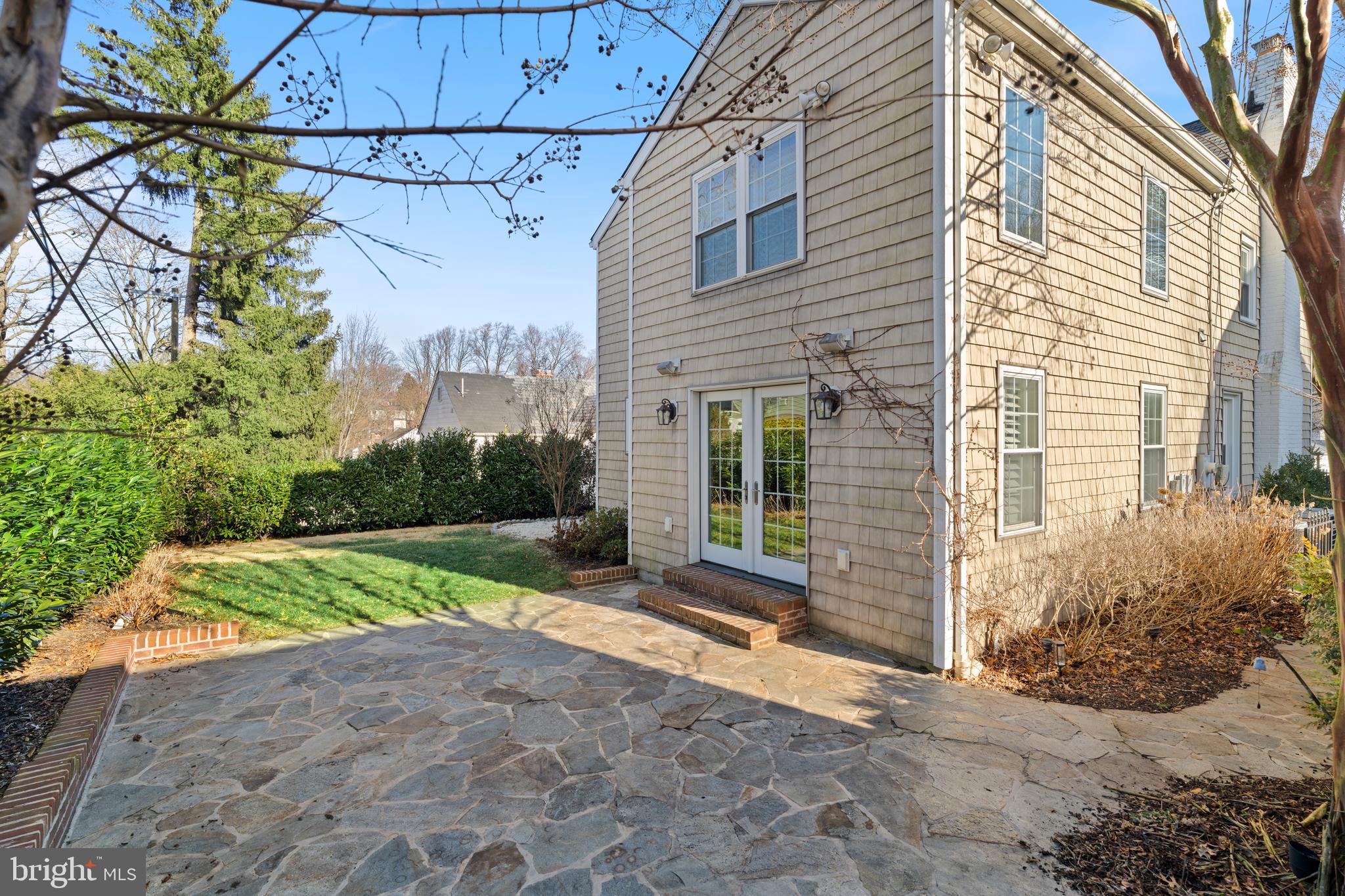 310 Worthington Road Baltimore, MD 21286 - Photo 17 of 50 a view of a backyard with plants and large trees