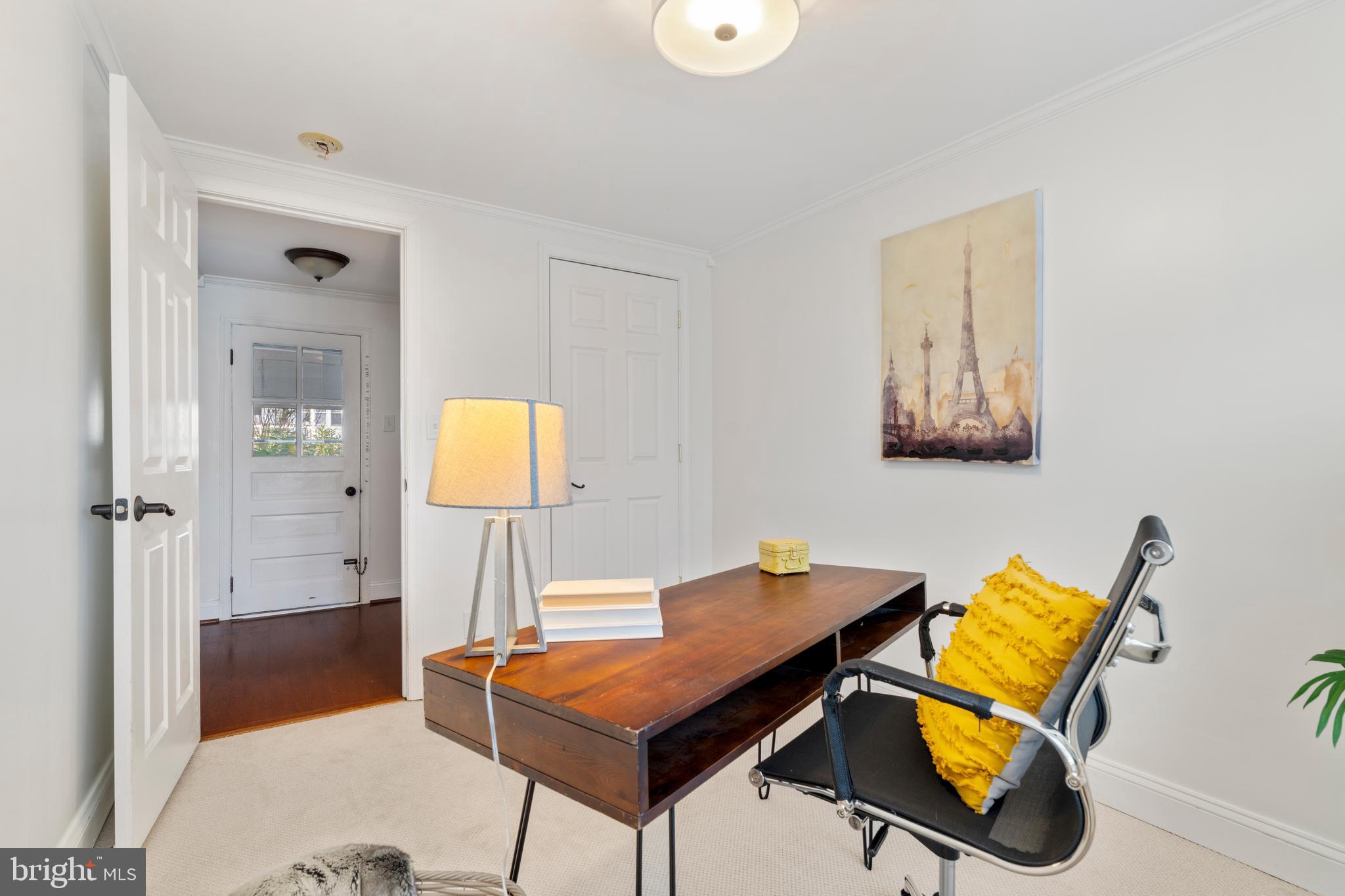 310 Worthington Road Baltimore, MD 21286 - Photo 19 of 50 a room that has a table and a chair in it